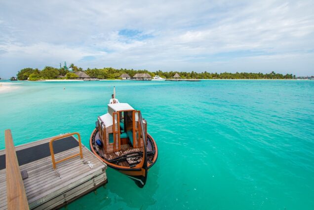 ship, maldives, ocean-2083710.jpg